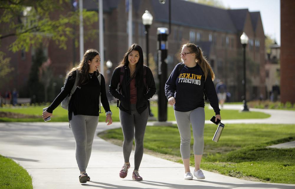 Wilkes students walking on campus